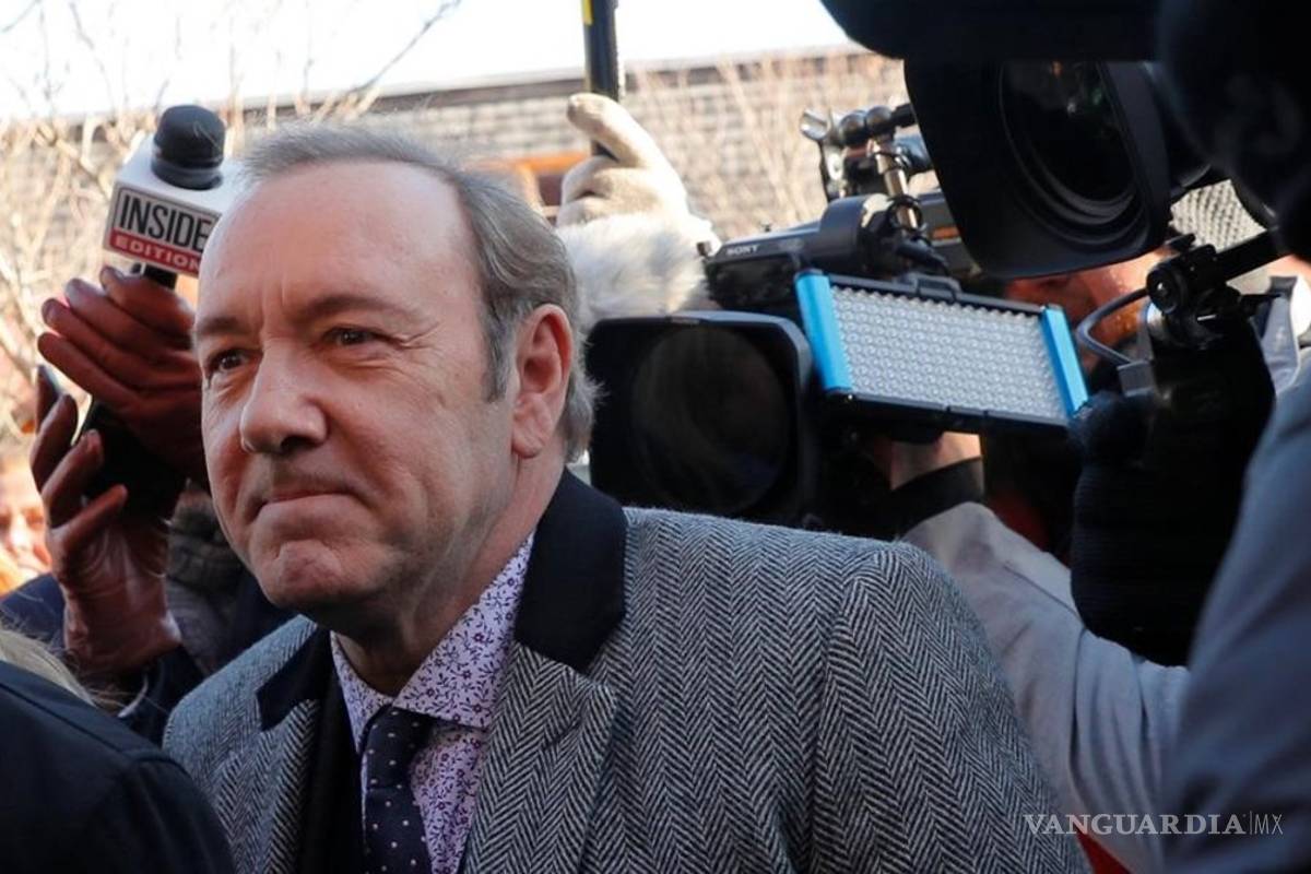 Queda libre Kevin Spacey de cargos tras morir sus tres acusadores
