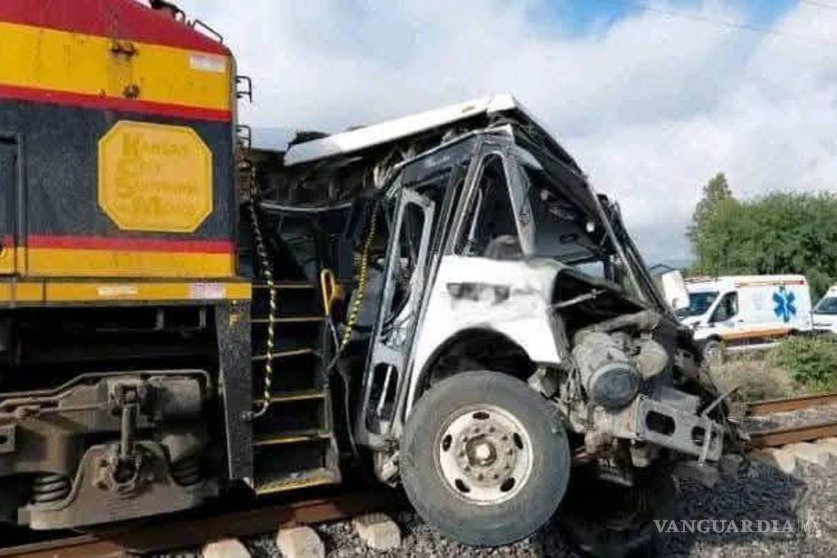 Cinco muertos y varios heridos deja accidente entre autobús de pasajeros y tren en Comonfort, Guanajuato