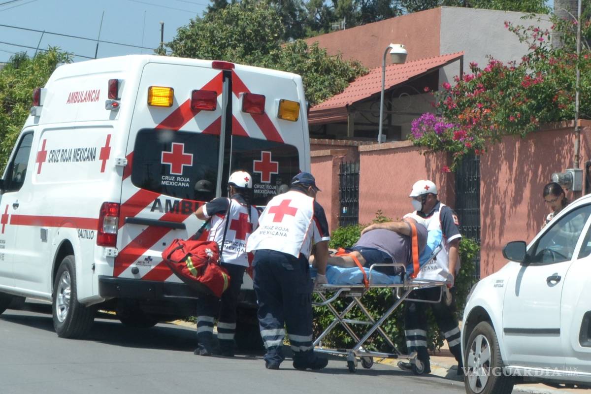 Sube a cerrar el agua y cae desde la azotea