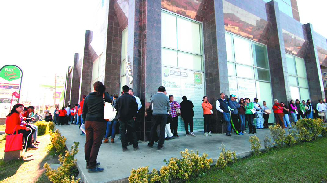 Más de 4 horas tardan saltillenses para el pago de derechos vehiculares