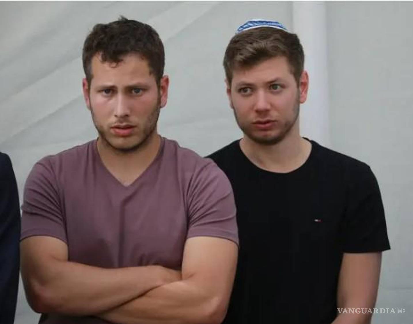 $!Avner Netanyahu, a la izquierda, y Yair Netanyahu, hijos del ex primer ministro israelí Benjamin Netanyahu, asisten a un servicio conmemorativo en honor al hermano de Netanyahu, el soldado israelí caído Yoni Netanyahu.