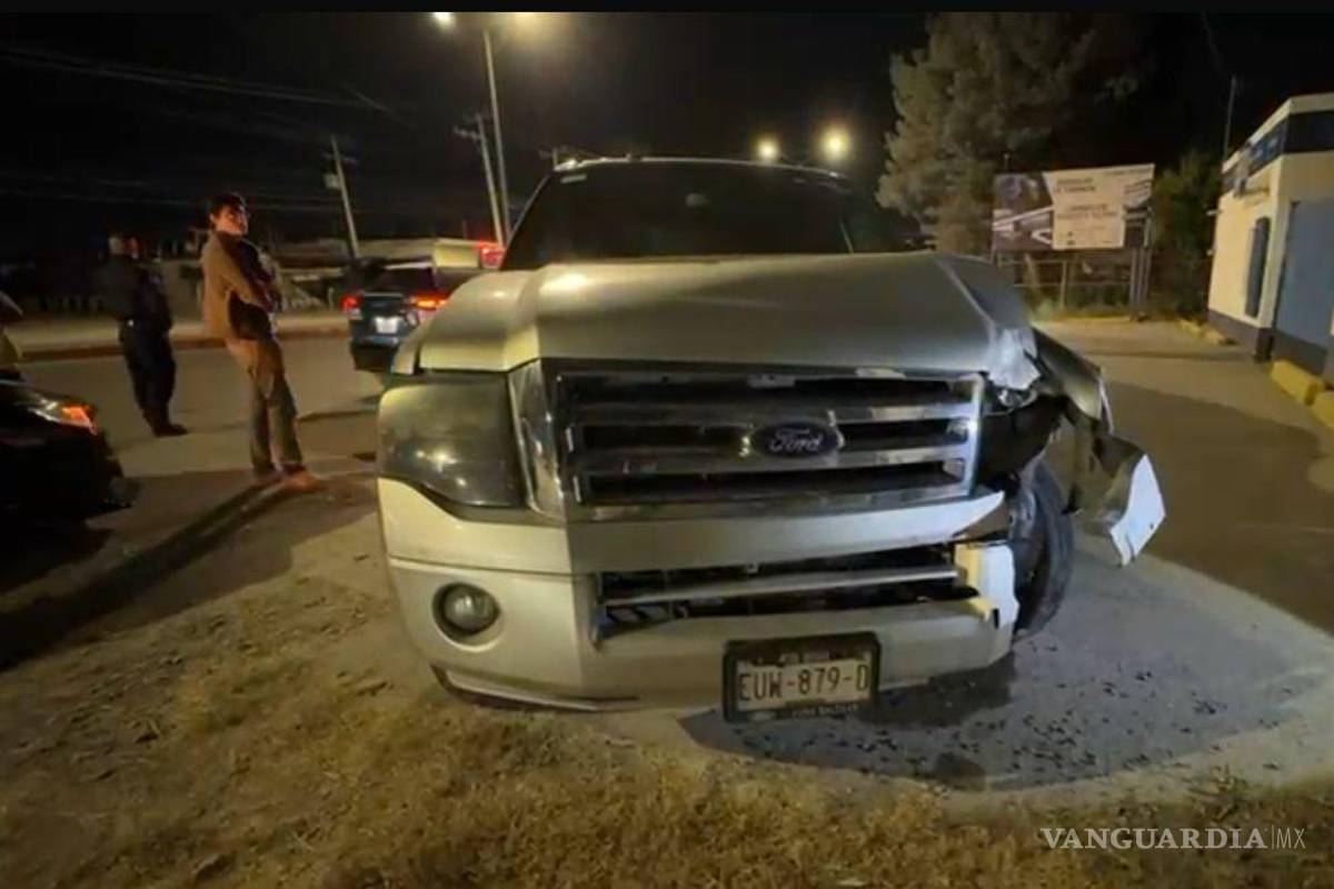 Ebrio conductor choca contra una luminaria y daña infraestructura al norte de Saltillo