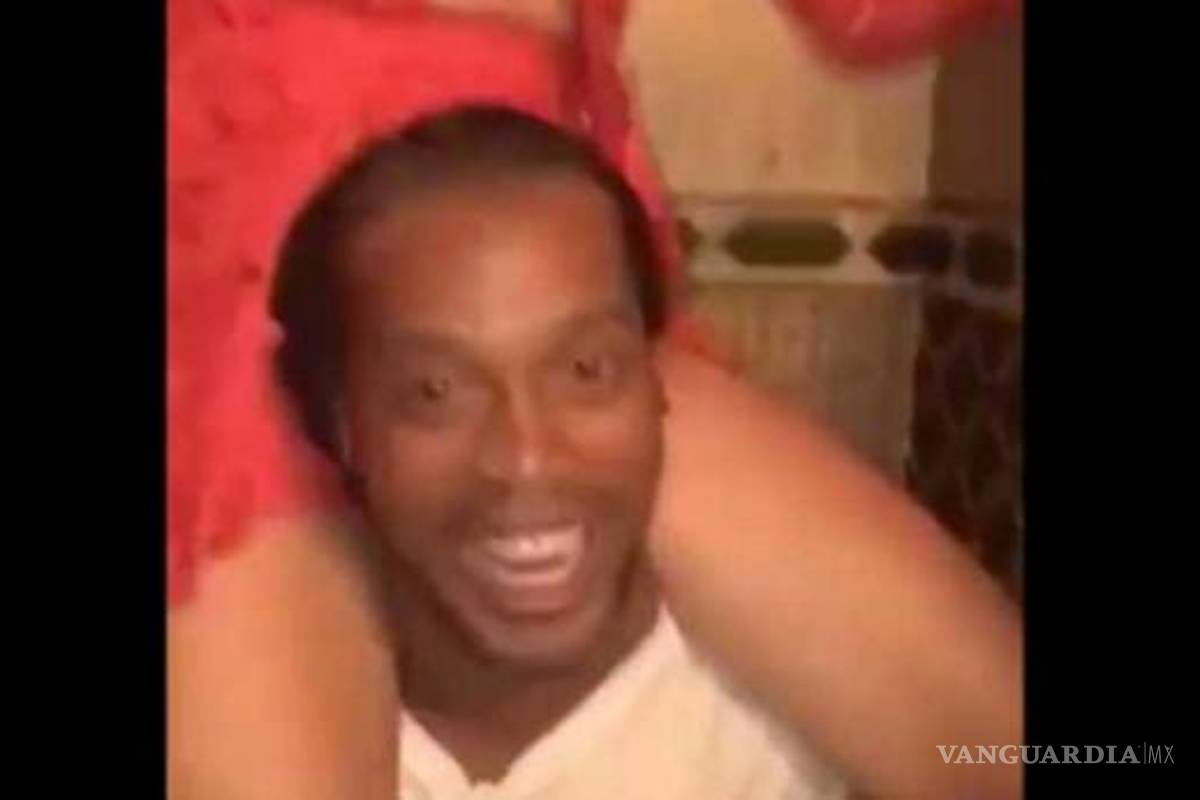 Ronaldinho es captado en una fiesta donde carga una mujer
