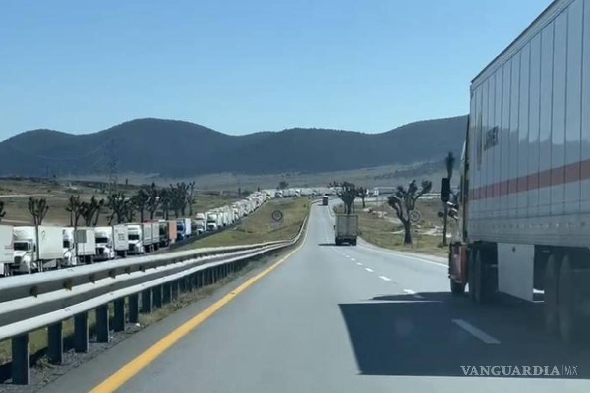 A 1 día del accidente, permanece tráfico en carretera 57 Los Chorros; son hasta 18 kilómetros de largo