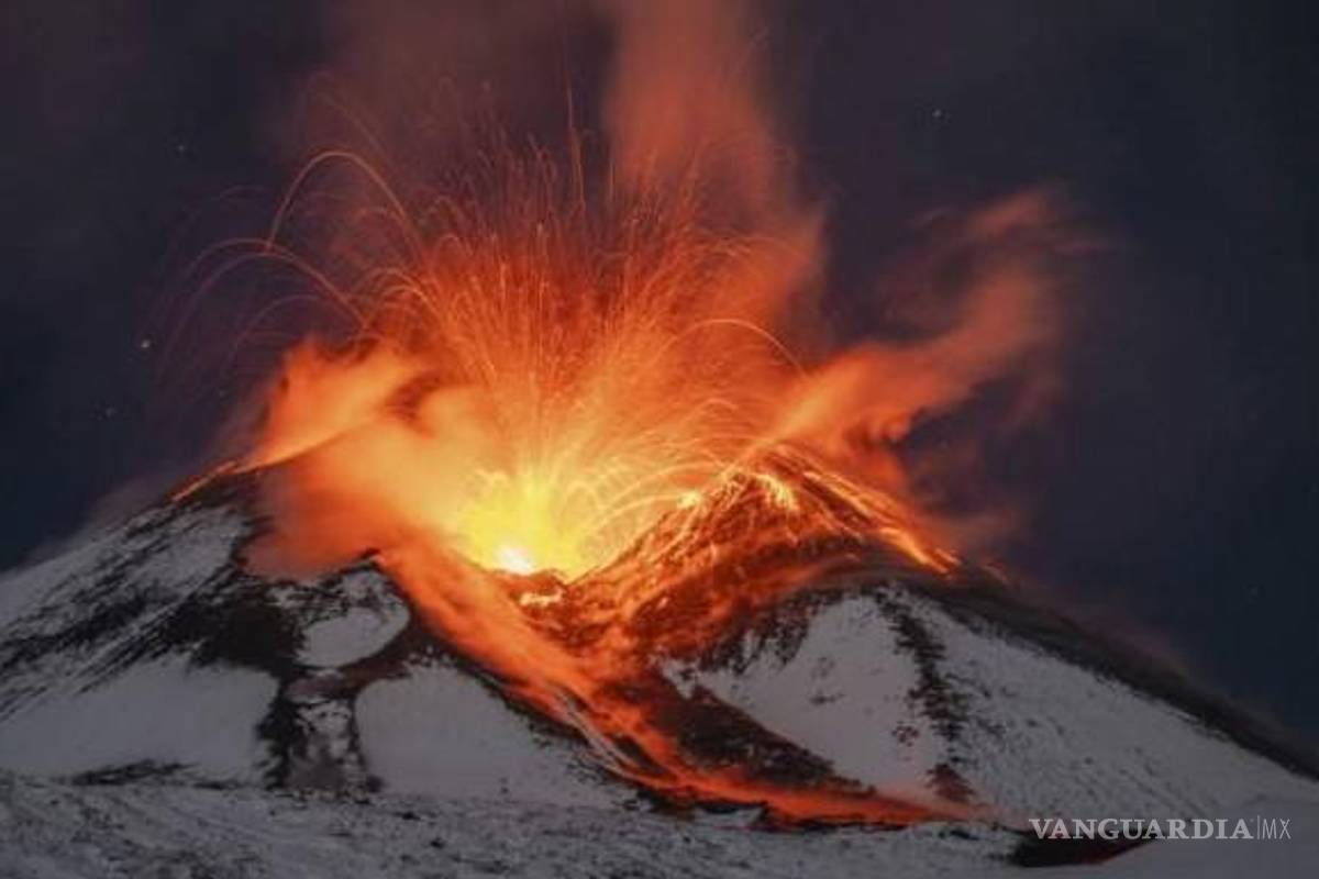 Registran fuerte erupción en el volcán Etna en Italia; espectaculares olas de lava se mezclan con la nieve