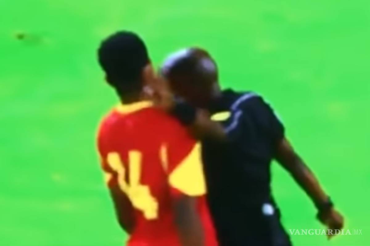 Árbitro le da un cabezazo a jugador