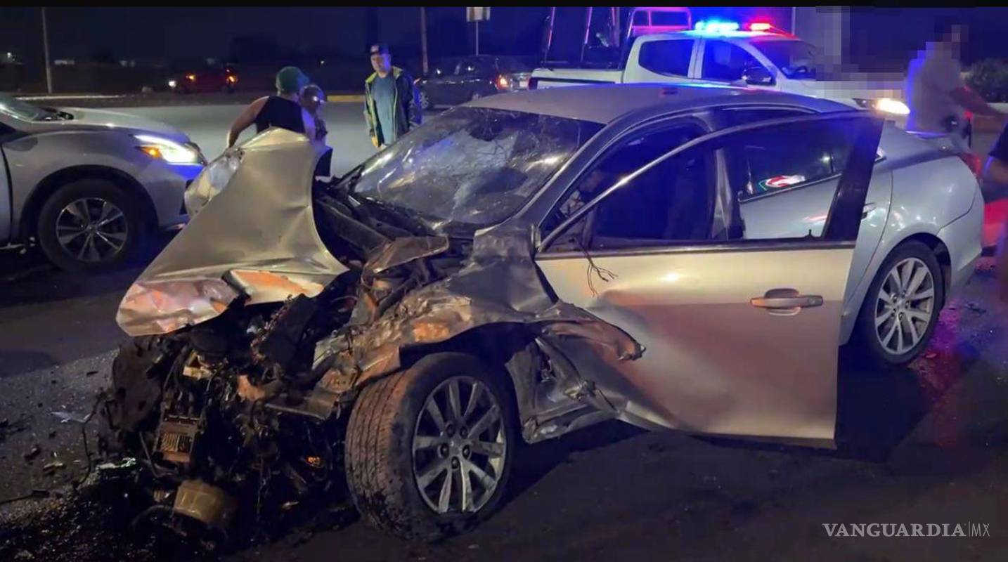 Ignora semáforo en rojo y provoca aparatoso choque en Saltillo; pareja resulta lesionada