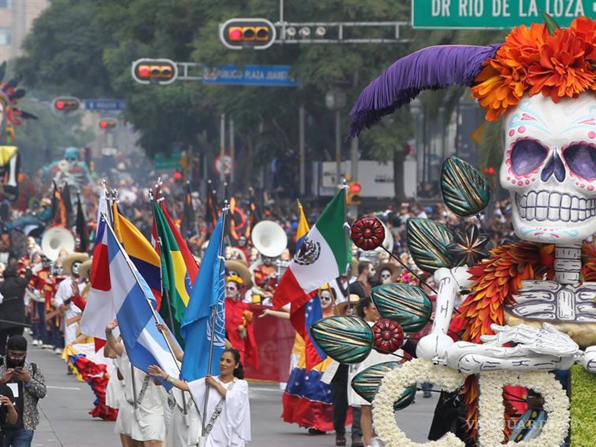 $!Los muertos toman calles de la Ciudad de México en un macrodesfile (fotos)