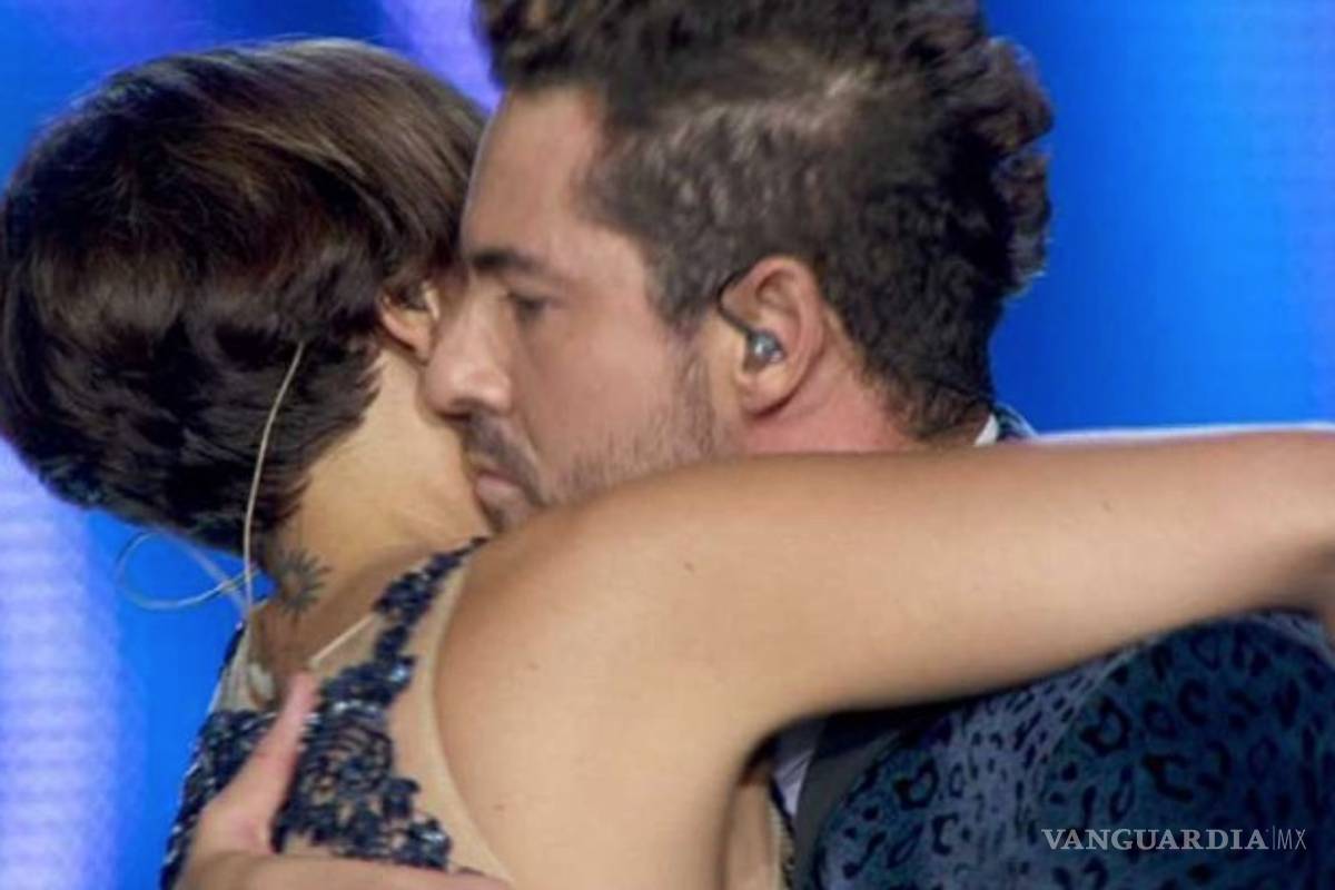 David Bisbal rechaza beso de Chenoa en pleno concierto y lo tunden en redes