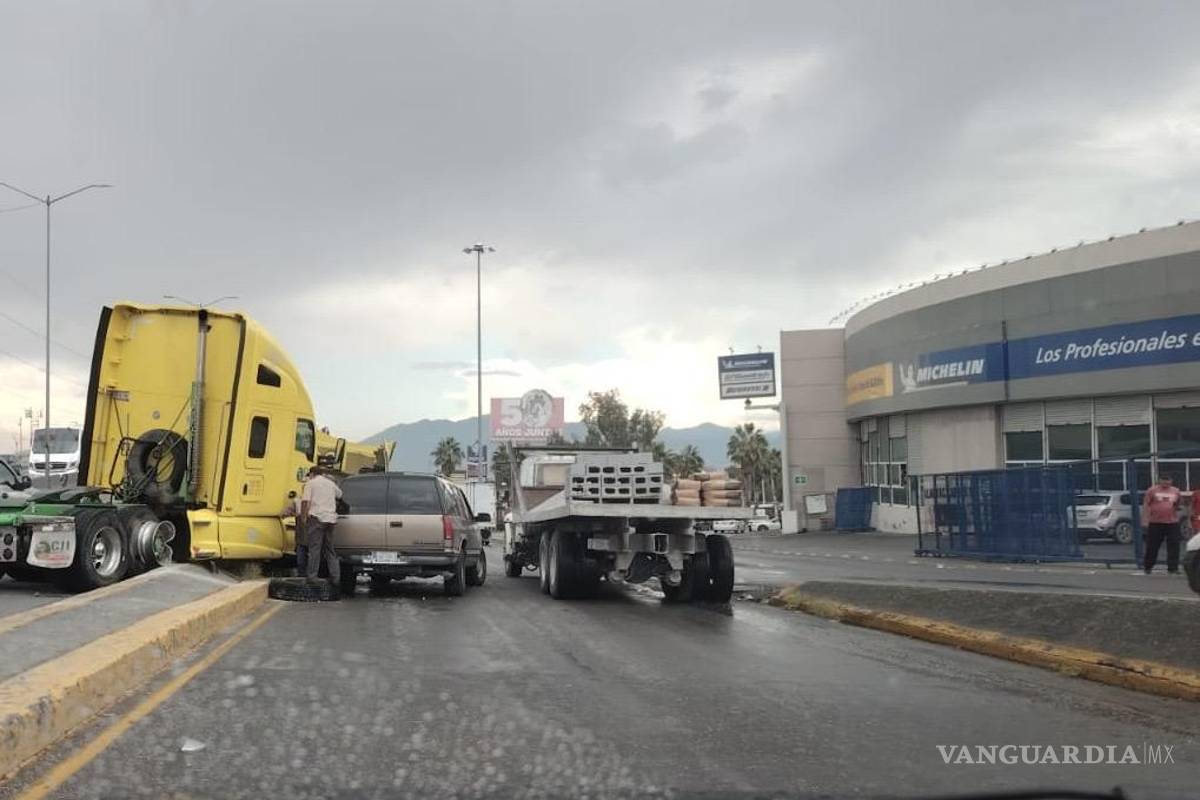 Choca tráiler contra puente y camioneta tras abrirse el cofre en periférico LEA de Saltillo