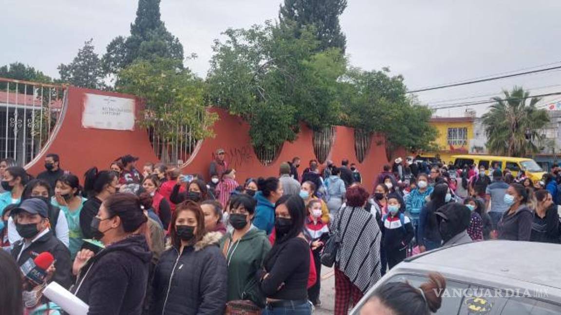 $!Luego de poco más de media de diálogo entre los padres de familia y la supervisora de la Zona Escolar, lograron abrir el acceso principal para ingresar a los salones de clases.