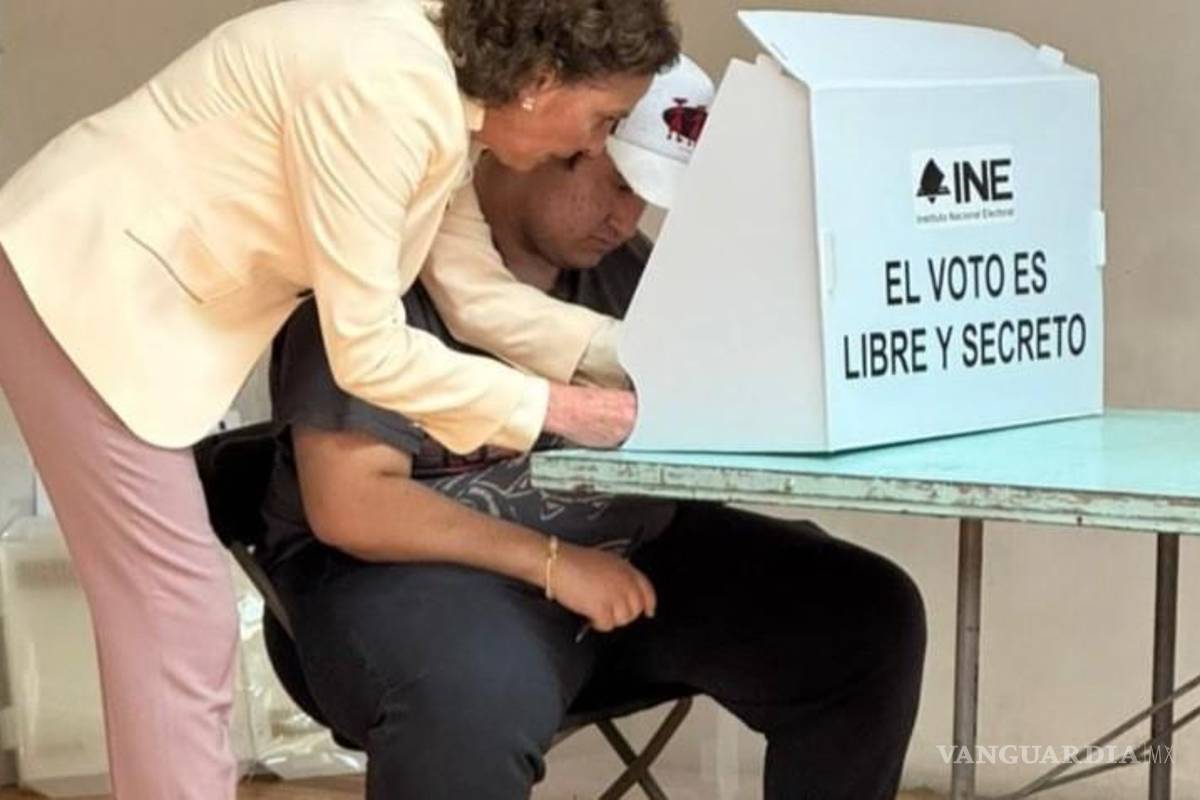 Vota hijo menor de AMLO por primera vez, con ayuda de su mamá Beatriz Gutiérrez Müller