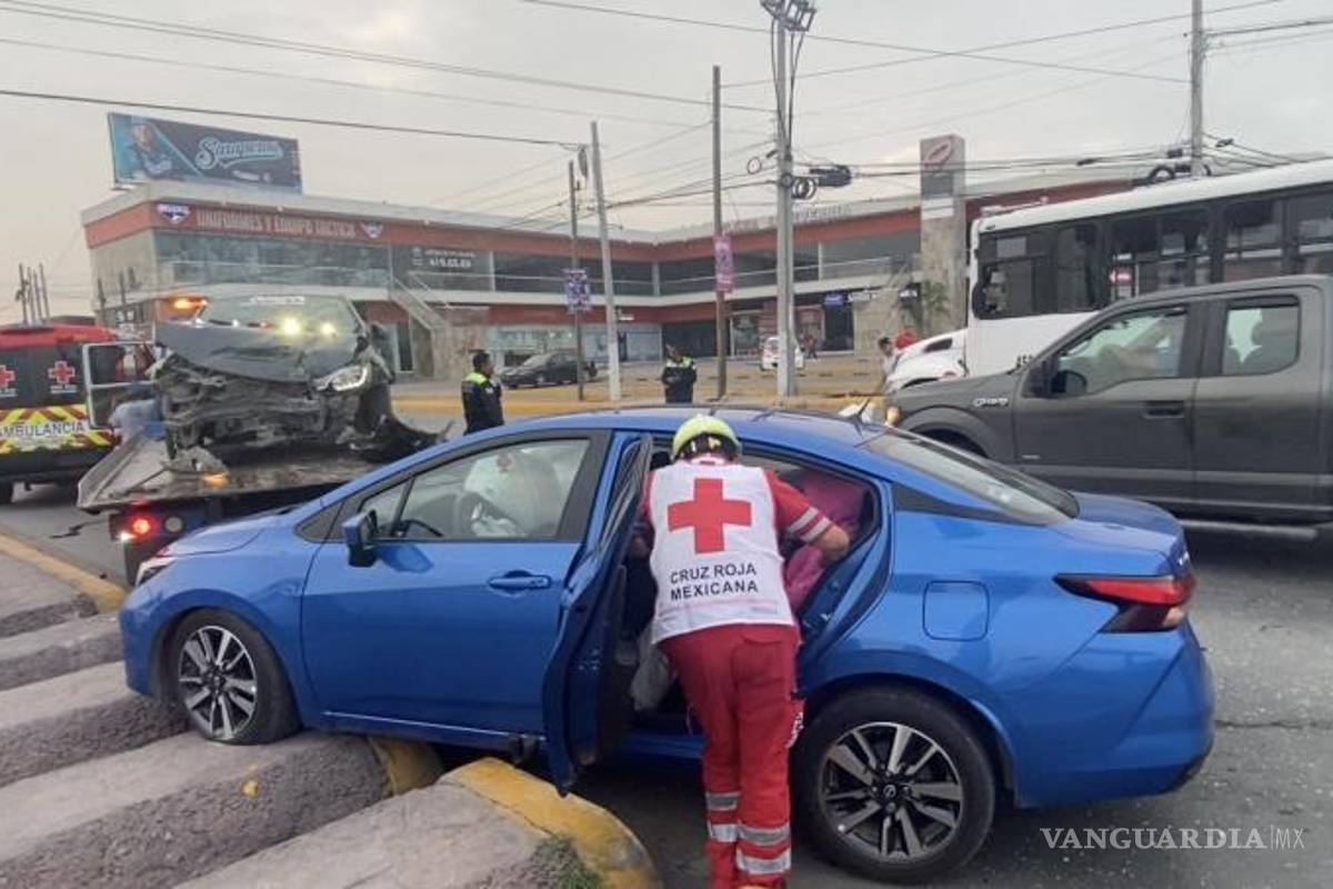 $!Paramédicos de la Cruz Roja atienden a los ocupantes del Nissan Versa tras el choque.
