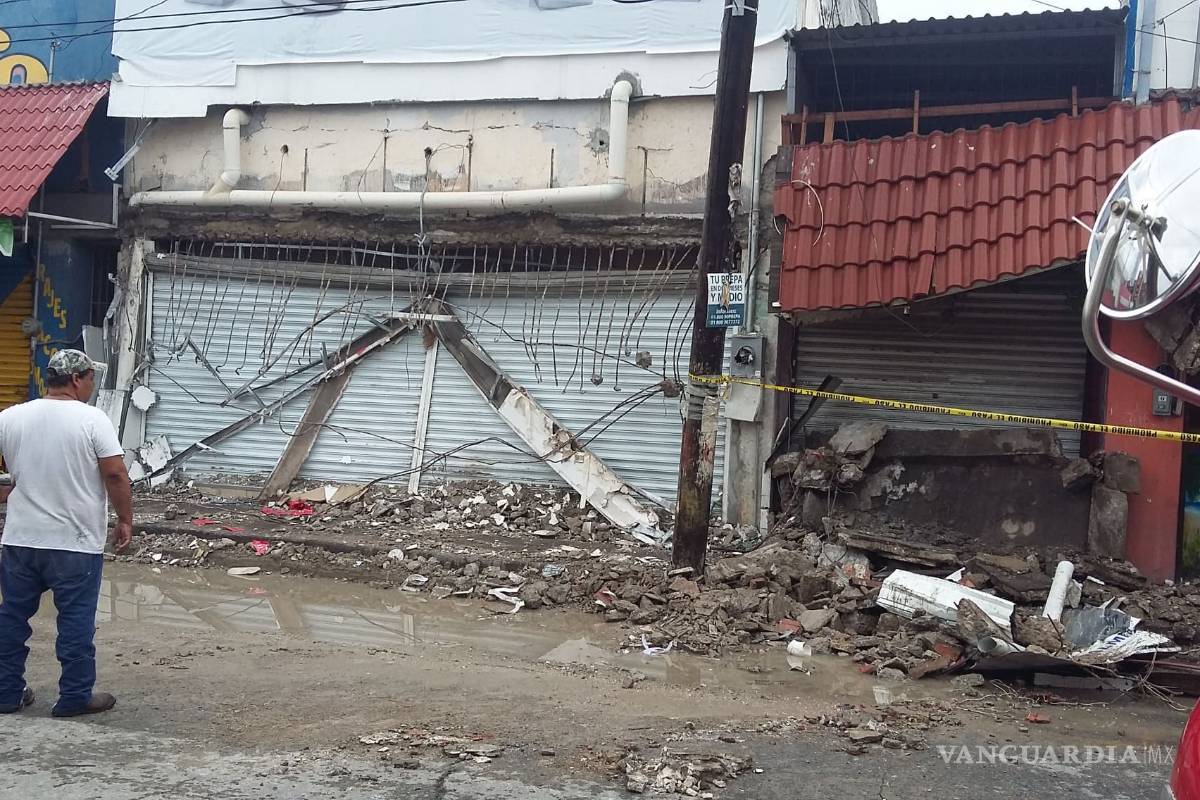 Colapsa parte de la fachada de un negocio del centro de Monclova por las lluvias