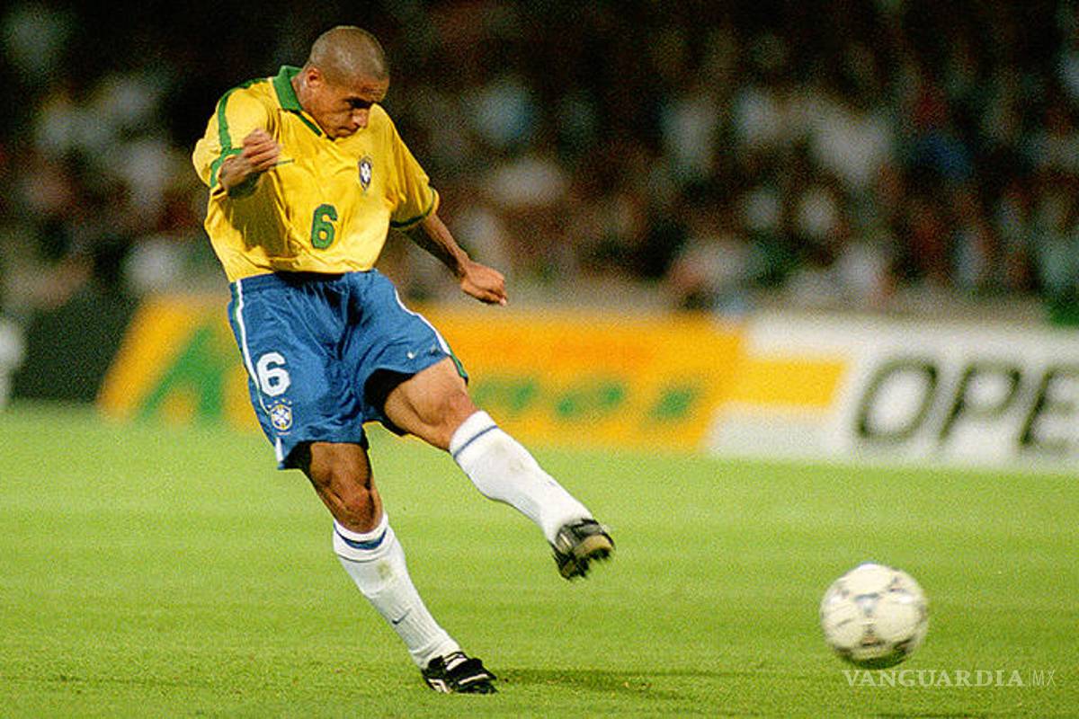 Roberto Carlos intenta marcar el mítico golazo de la Confederaciones 97' ¡y lo consigue!