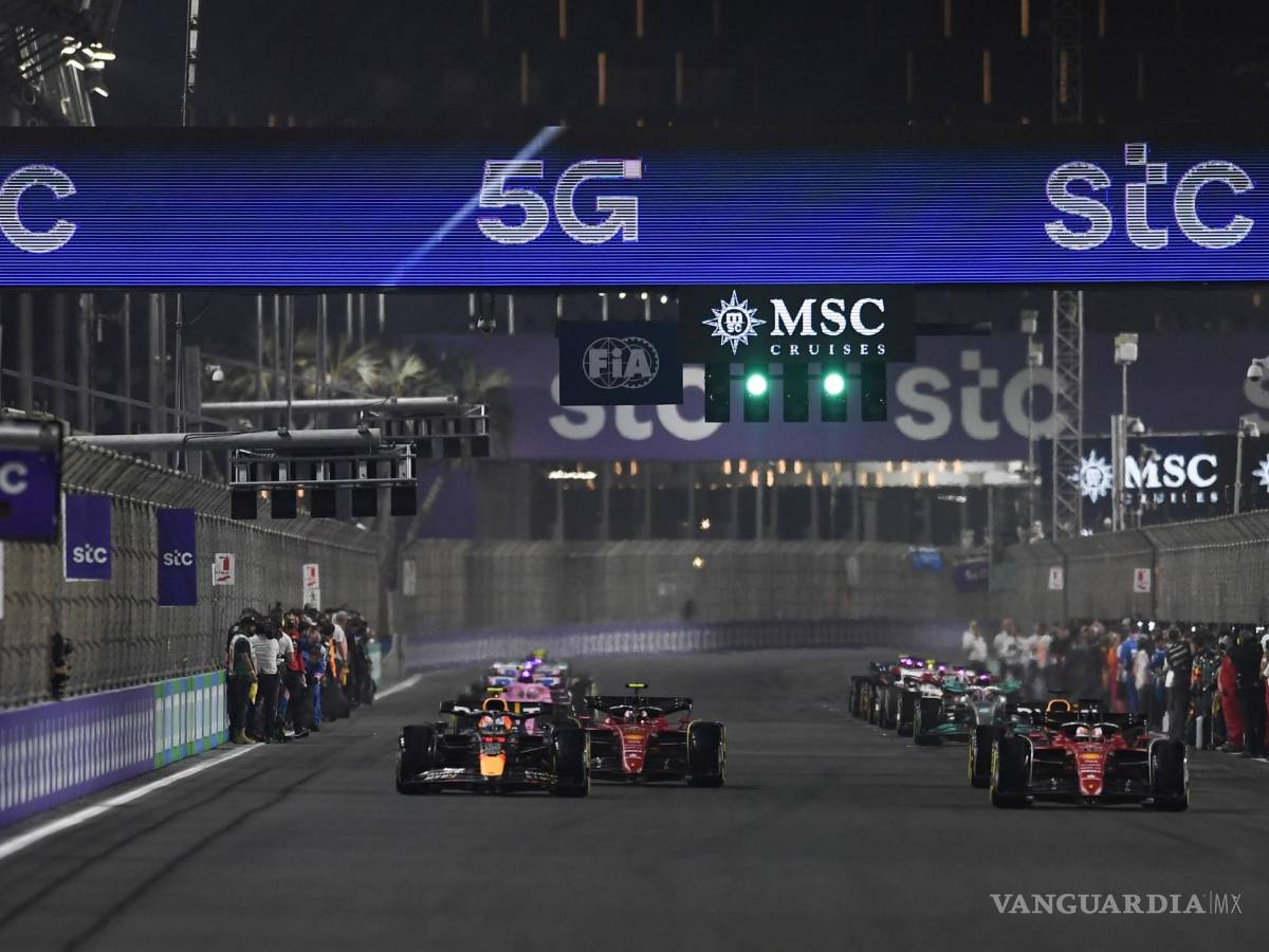 $!El piloto mexicano liderando la parrilla del GP de Arabia Saudita.