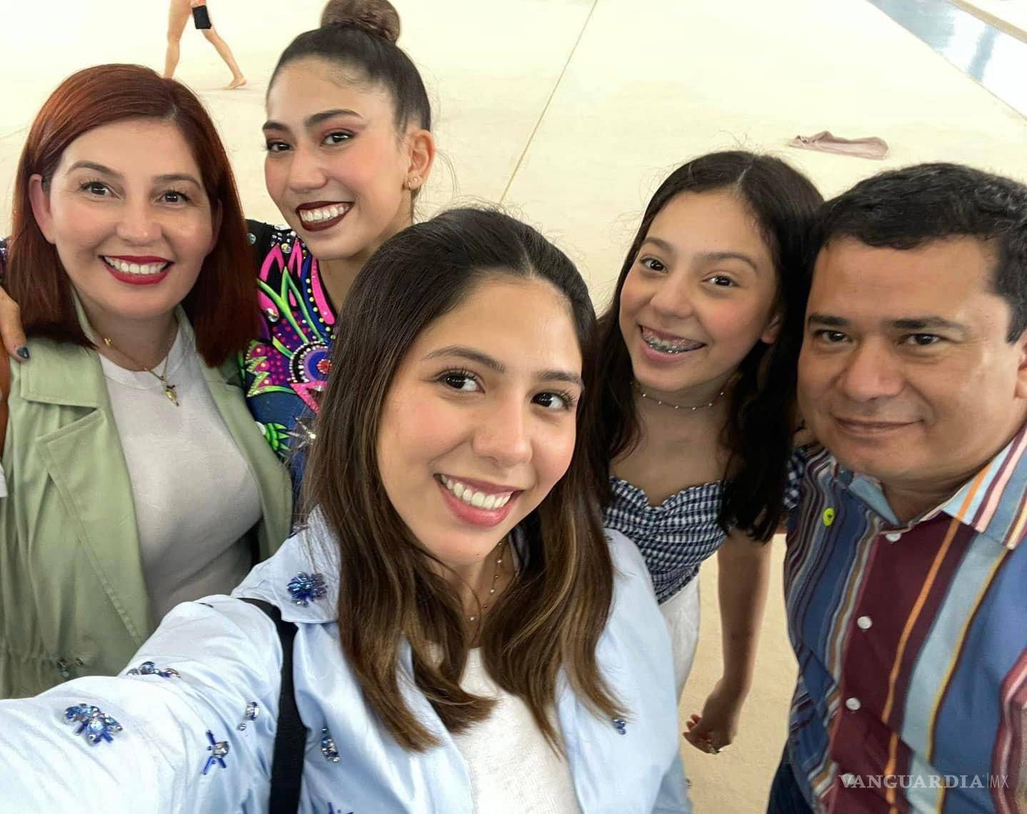 $!Ana Sofía con sus padres y hermanas.