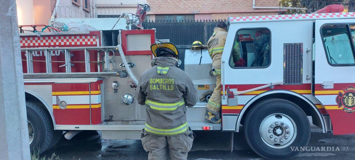 Saltillo: se quema bodega de consultorio médico Madero, evacúan a pacientes