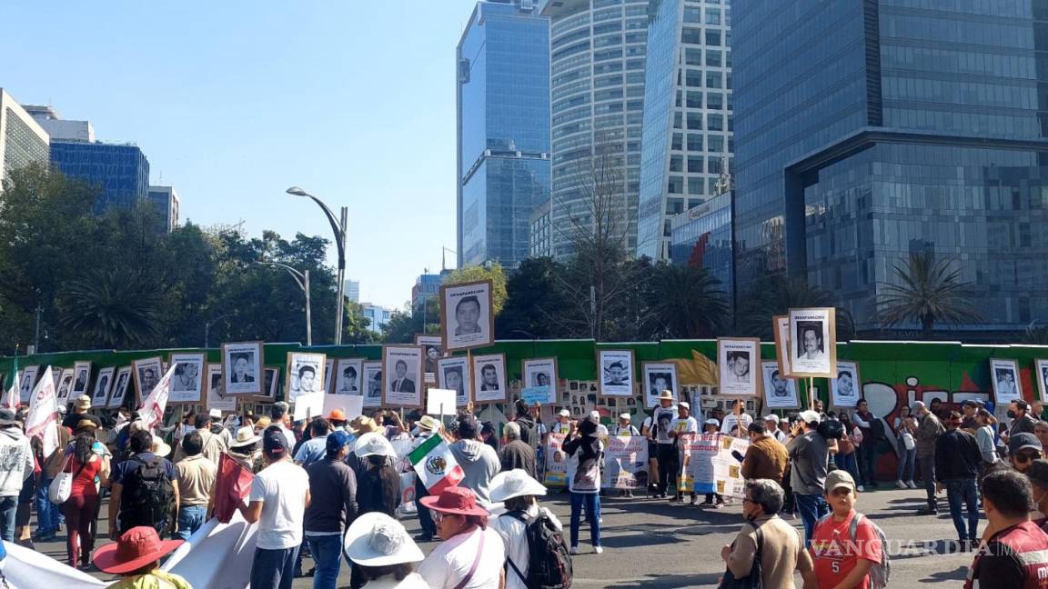 Familiares de personas desaparecidas protestan durante marcha de AMLO