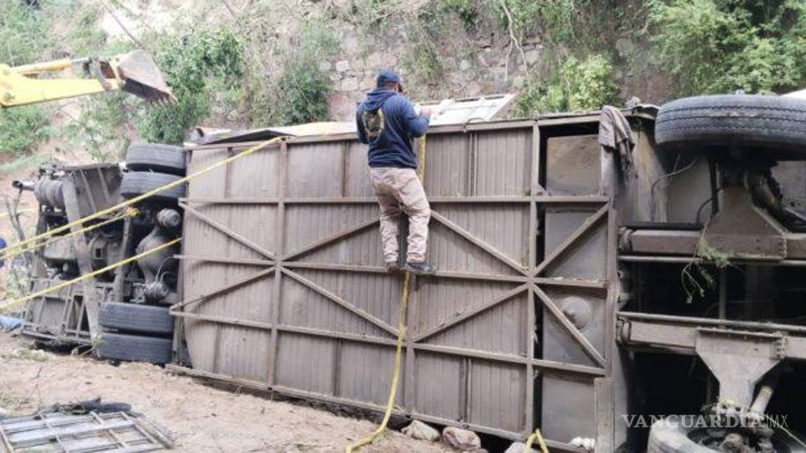 $!Terrible accidente deja 27 muertos; volcó autobús de pasajeros y cayó a barranco, en Oaxaca