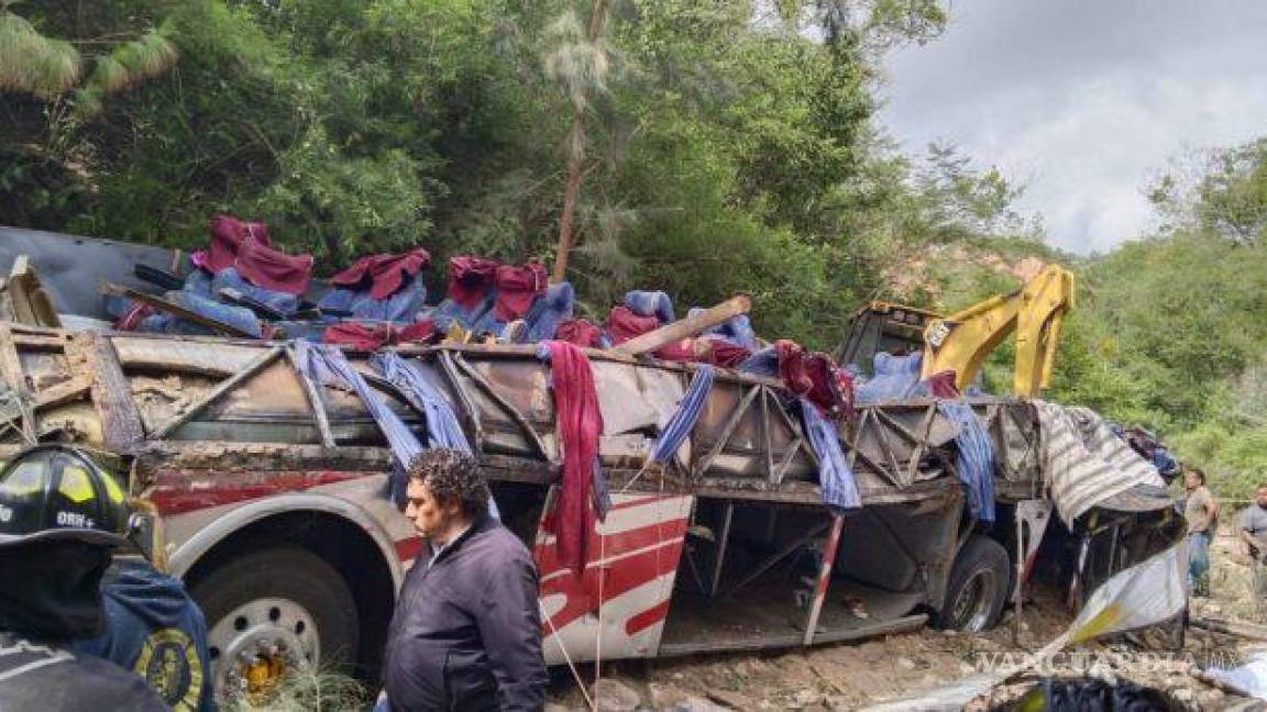 Terrible accidente deja 27 muertos; volcó autobús de pasajeros y cayó a barranco, en Oaxaca