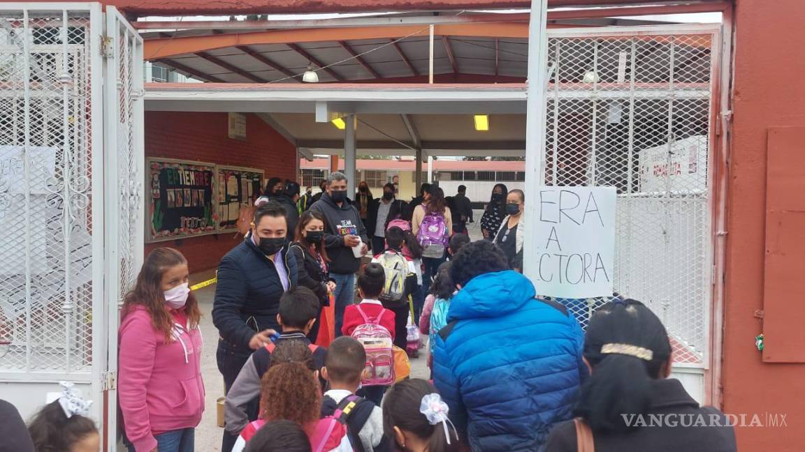 Exigen destitución de directora de primaria Ignacio Allende; padres bloquean acceso