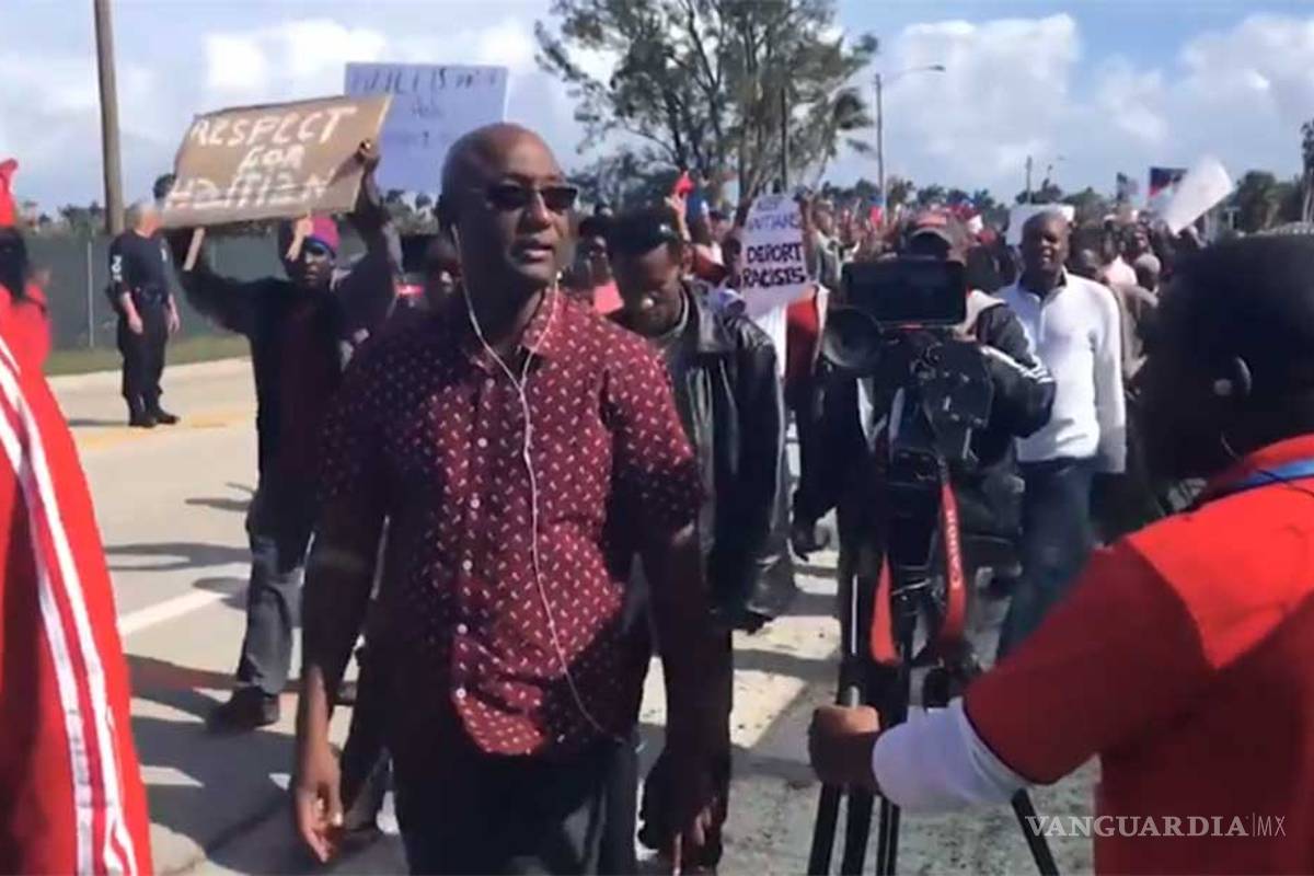 Haitianos protestan fuera del campo de golf de Trump; exigen que se disculpe