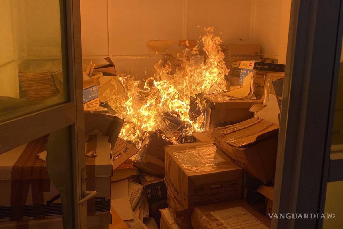 Queman maestros de CETEG oficinas del SNTE en CDMX