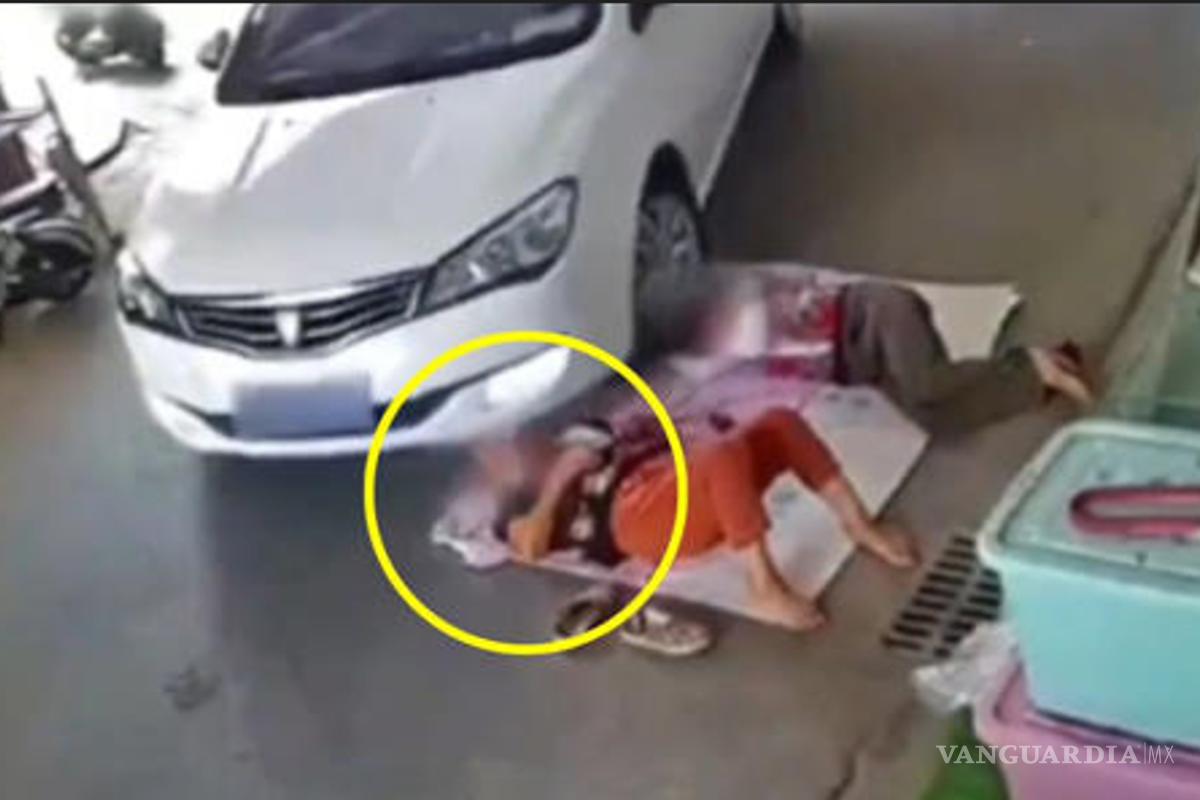 Sobrevive mujer, pese a que automóvil la atropella y le aplasta el pecho