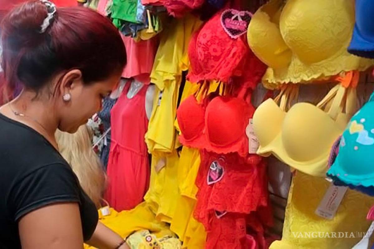 ¿Rojos o amarillos? Compradores de Saltillo buscan el amor para 2022