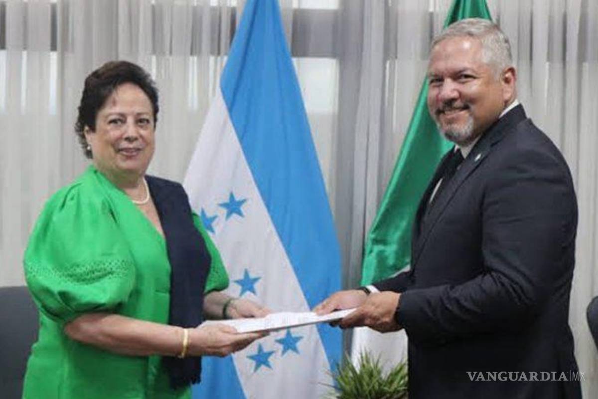 Cubana reparte visas a hondureños izquierdistas para refugiarse en México