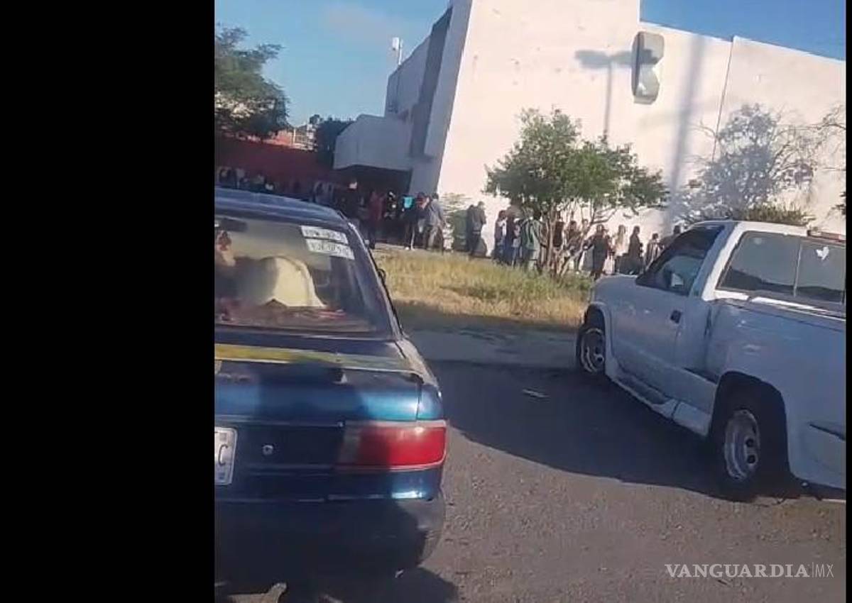 Saltillo: mujeres de la tercera edad pasan la noche en la calle para alcanzar ficha para pensión de Bienestar