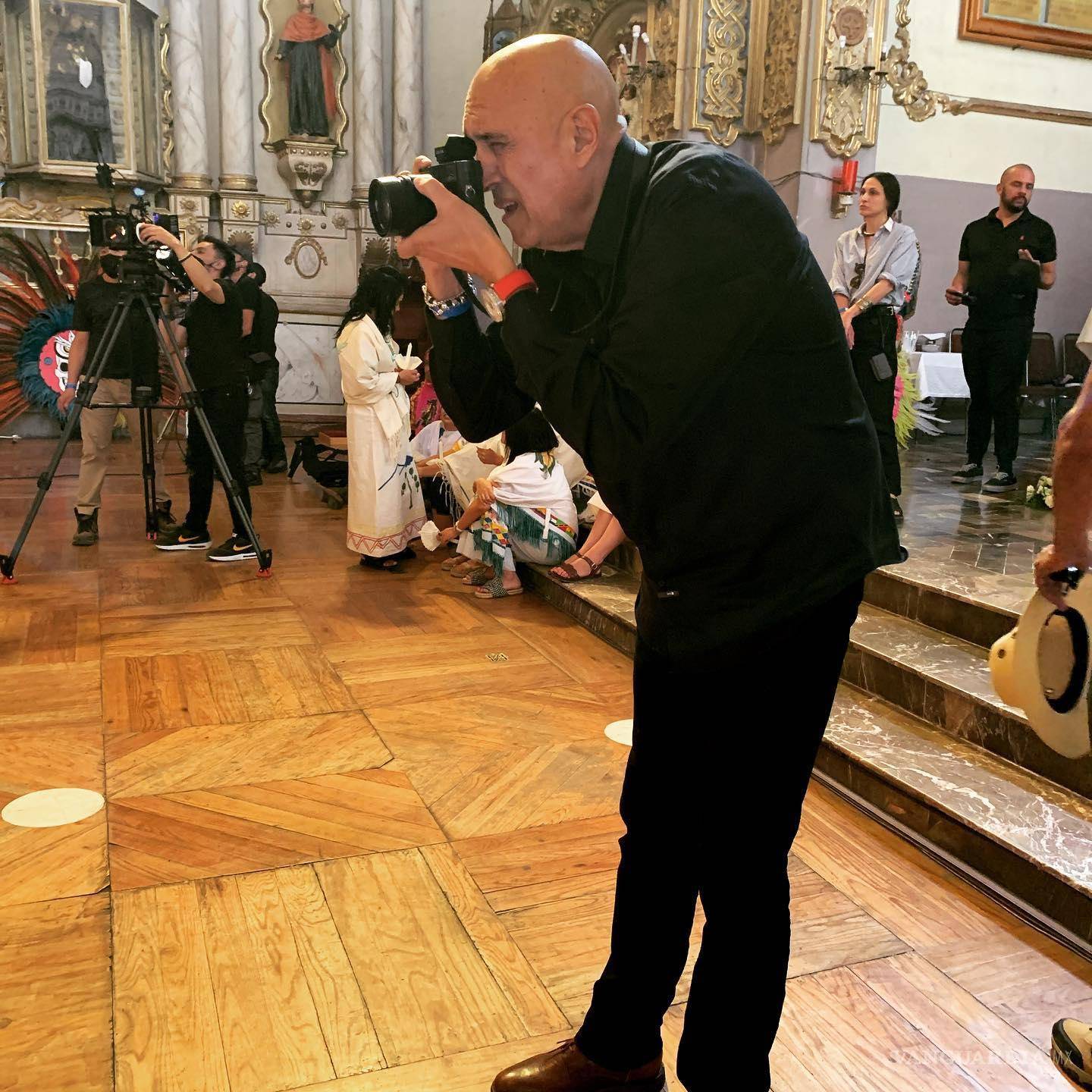 $!Homenaje. En redes sociales celebridades y políticos lamentaron la muerte del creativo.