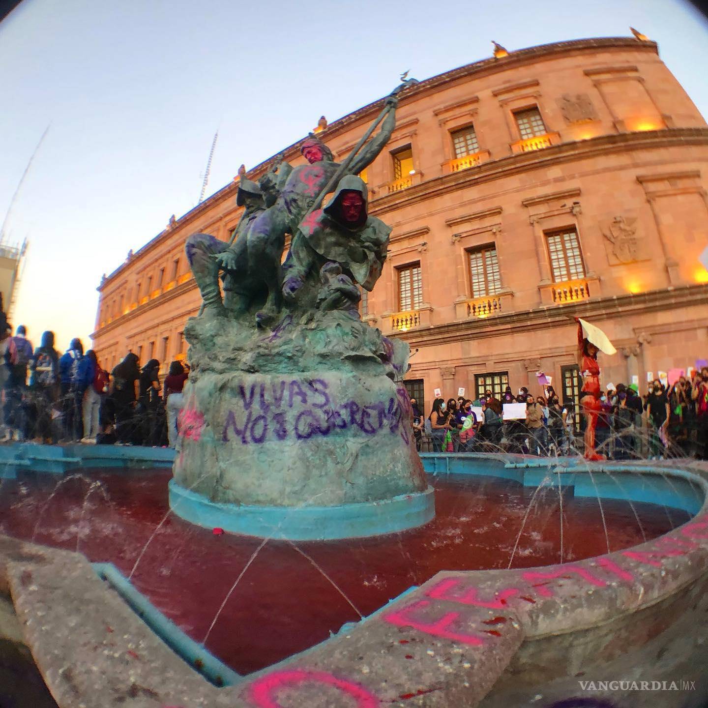 $!El agua de la fuente que rodea la escultura también fue pintada de color rojo.