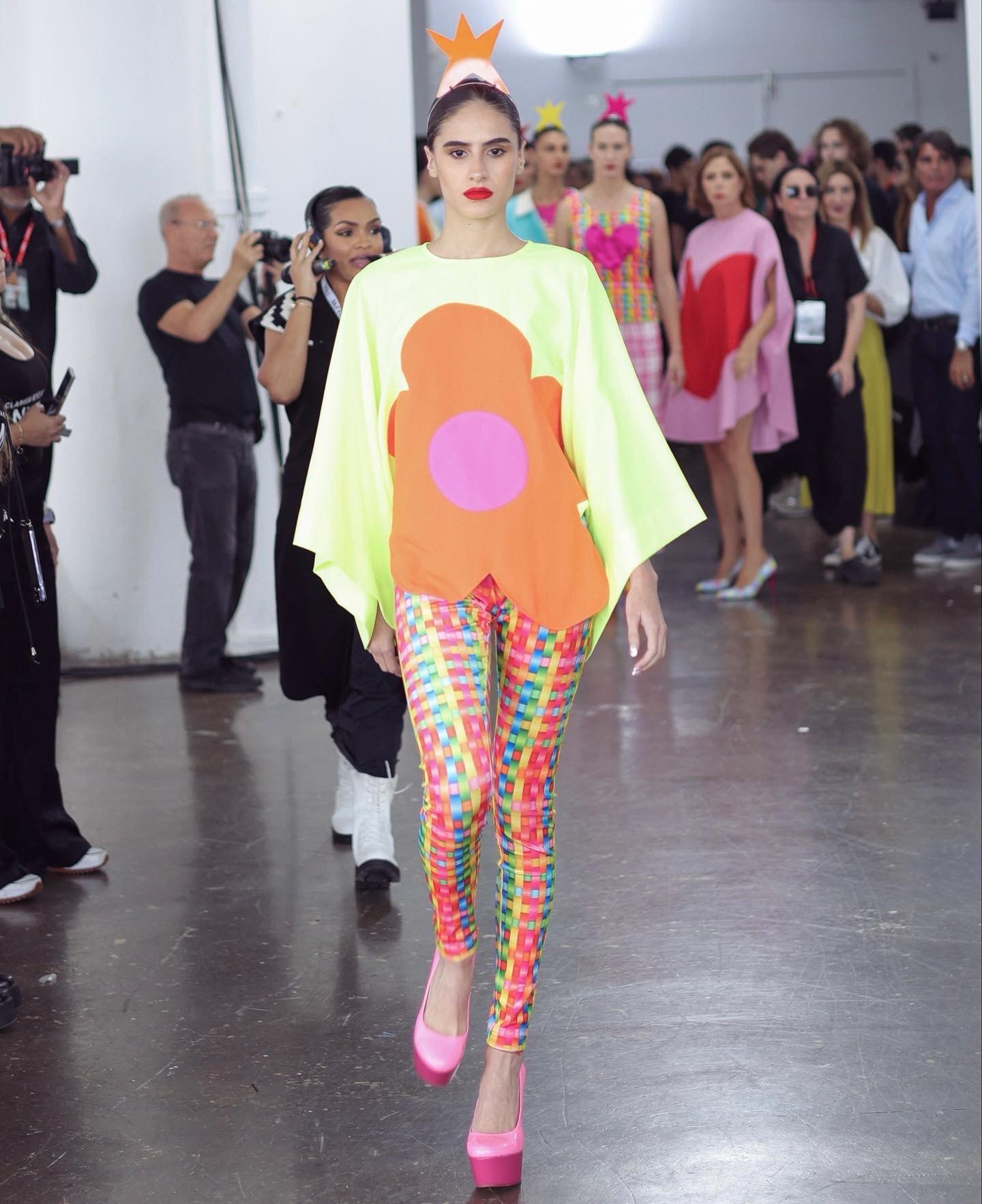 $!Haydee abrió el desfile de Ágatha Ruiz de la Prada en la New York Fashion Week.