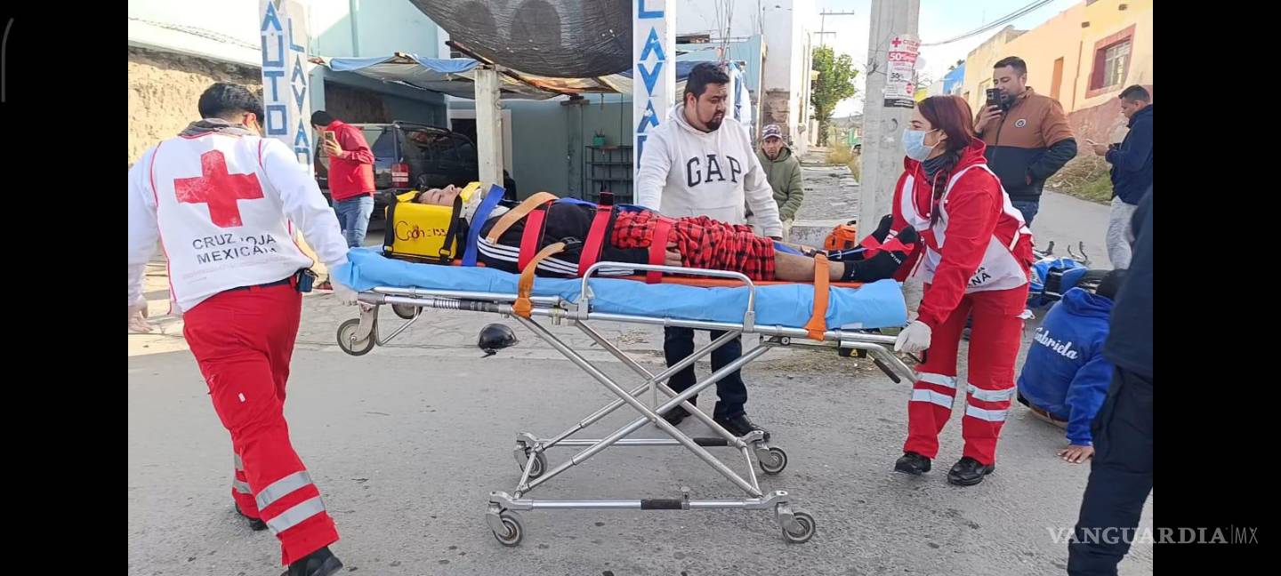 $!Paramédicos atienden a una pareja lesionada tras el choque de su motocicleta con un automóvil en el centro.