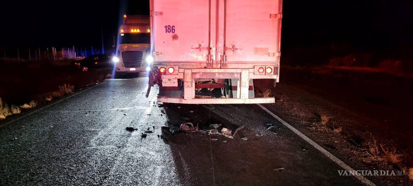 $!El choque ocurrió cuando la camioneta se impactó contra la parte trasera de un tráiler varado sin señalamientos.