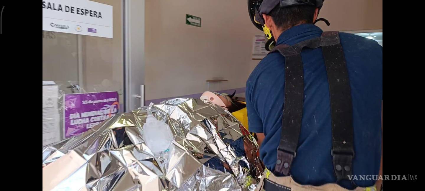 $!Los dos lesionados fueron trasladados de urgencia al Centro de Salud de Parras para su atención médica.