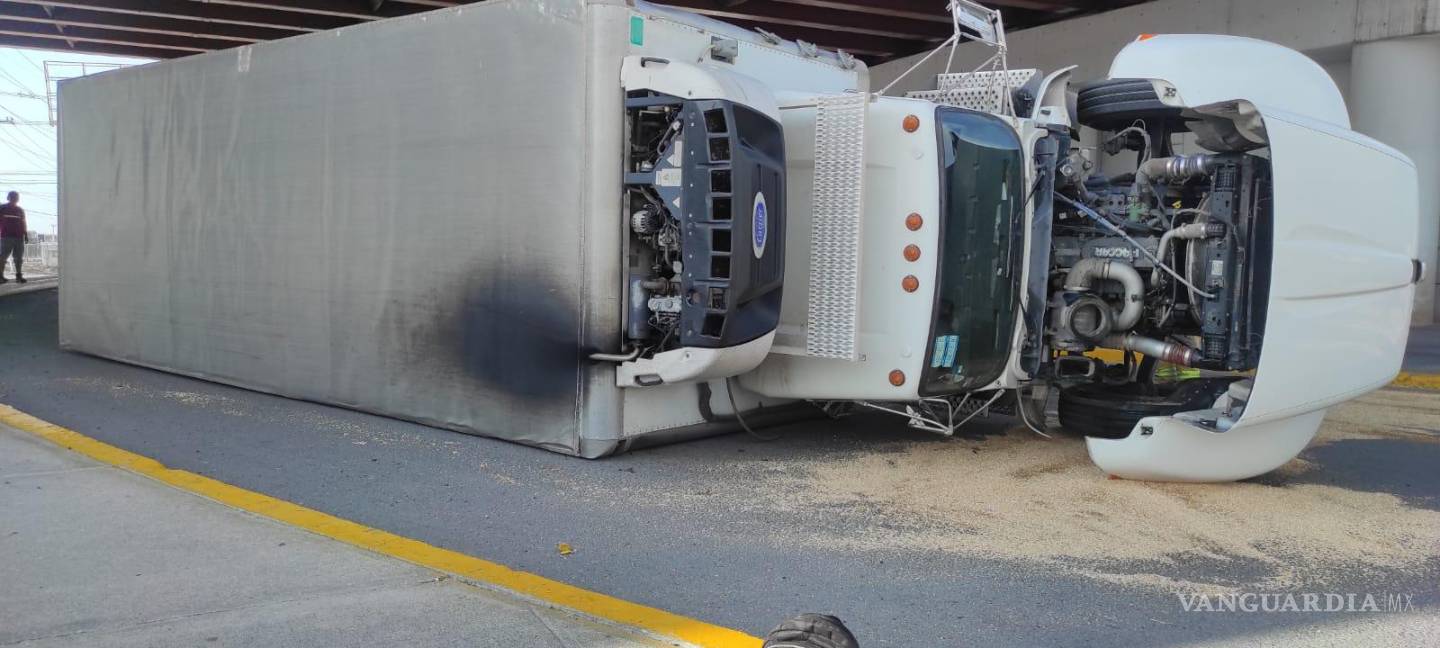 $!Vuelca camión del Oxxo en Saltillo, por exceso de velocidad