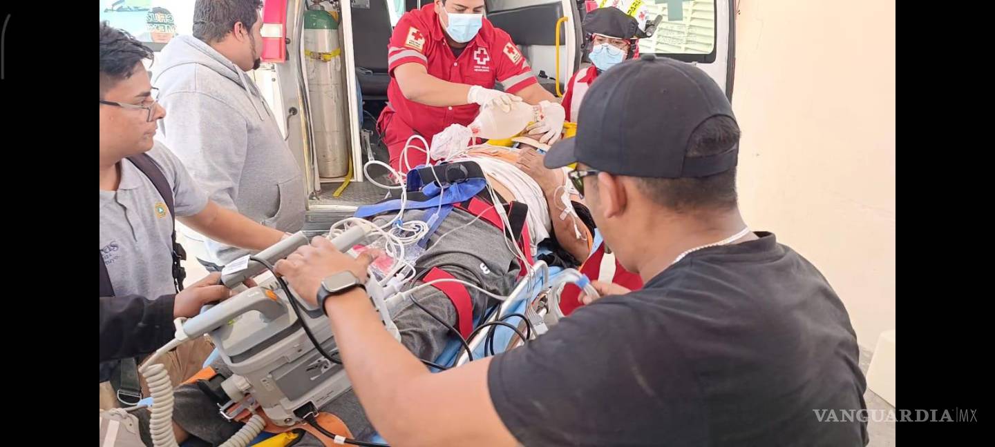 $!Dos ambulancias acudieron al kilómetro 90+200, a la altura del ejido El Pilar de Richardson.