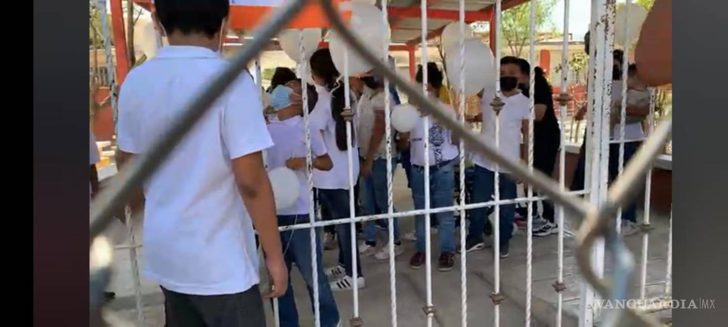$!Saltillo: Realizan homenaje a Valentina, en primaria Urbano Flores; compañeros le dan el último adiós