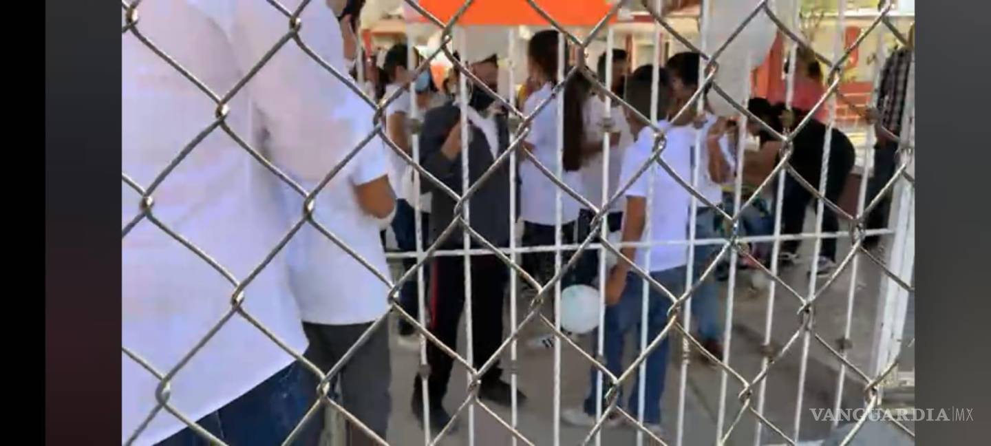 $!Saltillo: Realizan homenaje a Valentina, en primaria Urbano Flores; compañeros le dan el último adiós