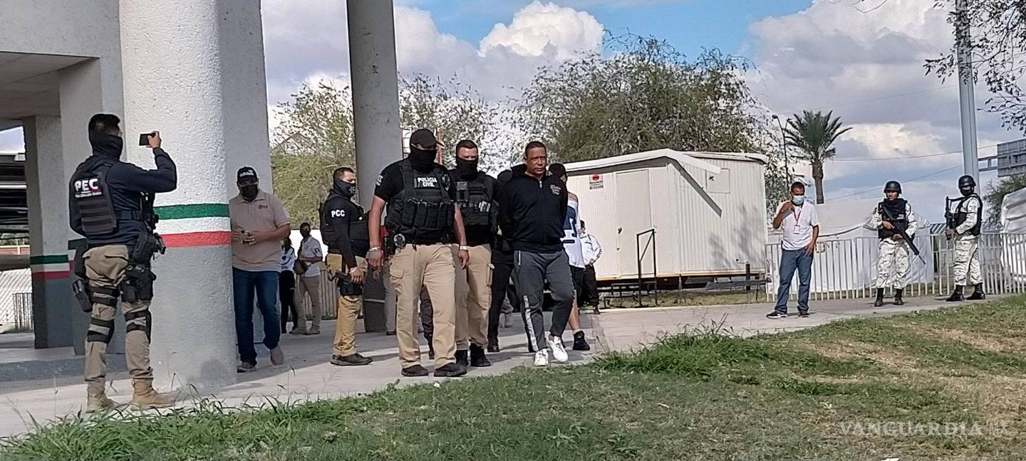 Se amotinan migrantes cubanos detenidos en Piedras Negras; reportan daños