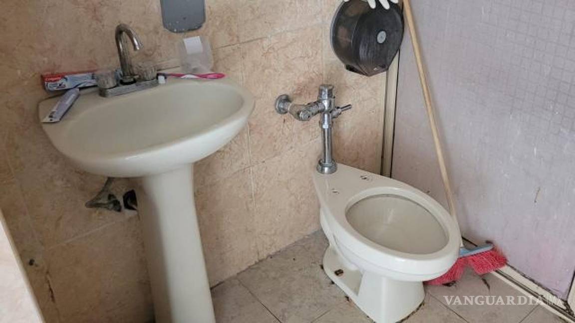 $!Familiares de personas que están internadas en el HGS declararon que en algunas habitaciones no hay agua en los baños.