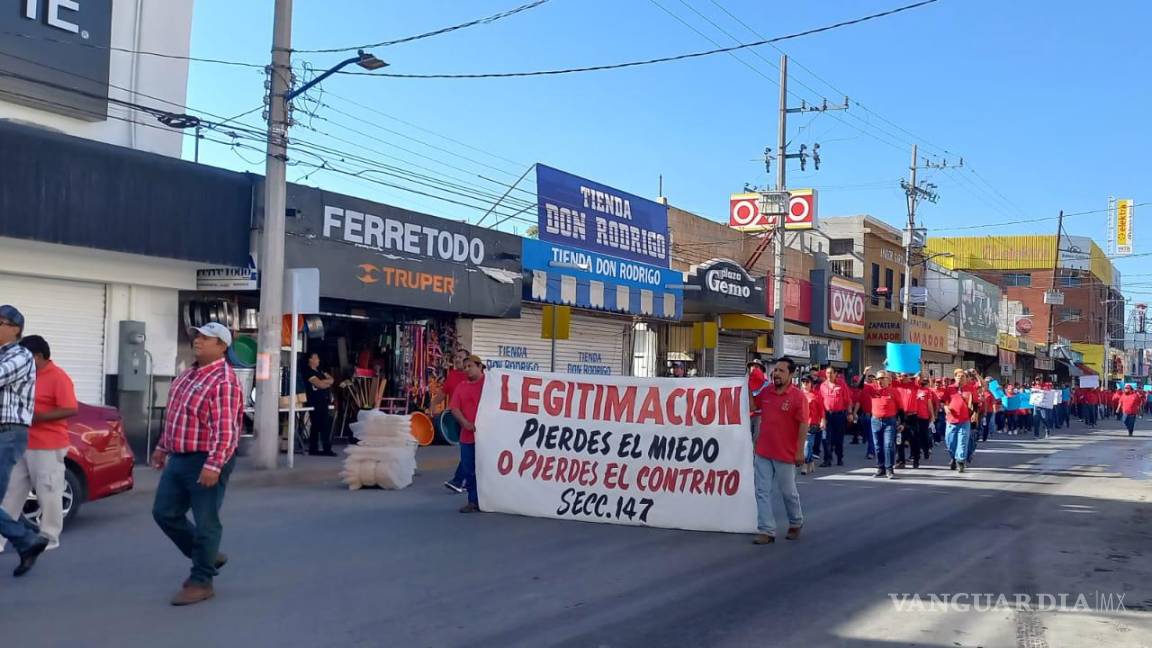 Marchan agremiados al sindicato de Napoleón Gómez Urrutia por crisis de AHMSA