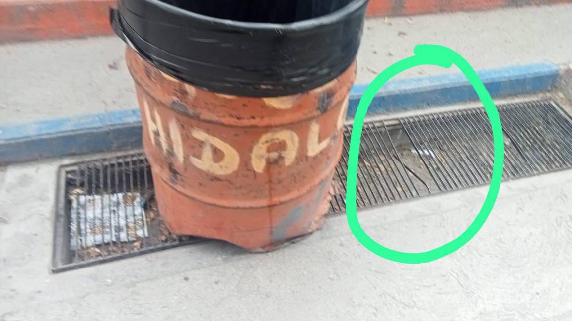 $!La señora. Norma Angélica muestro la alcantarilla sin protección en la escuela Miguel Hidalgo, donde su hijo sufrió un accidente.