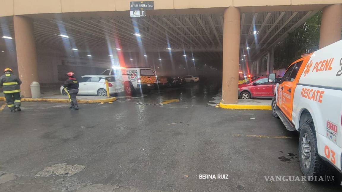 Incendio en plaza comercial en Monterrey ocasiona la evacuación de 1,200 personas