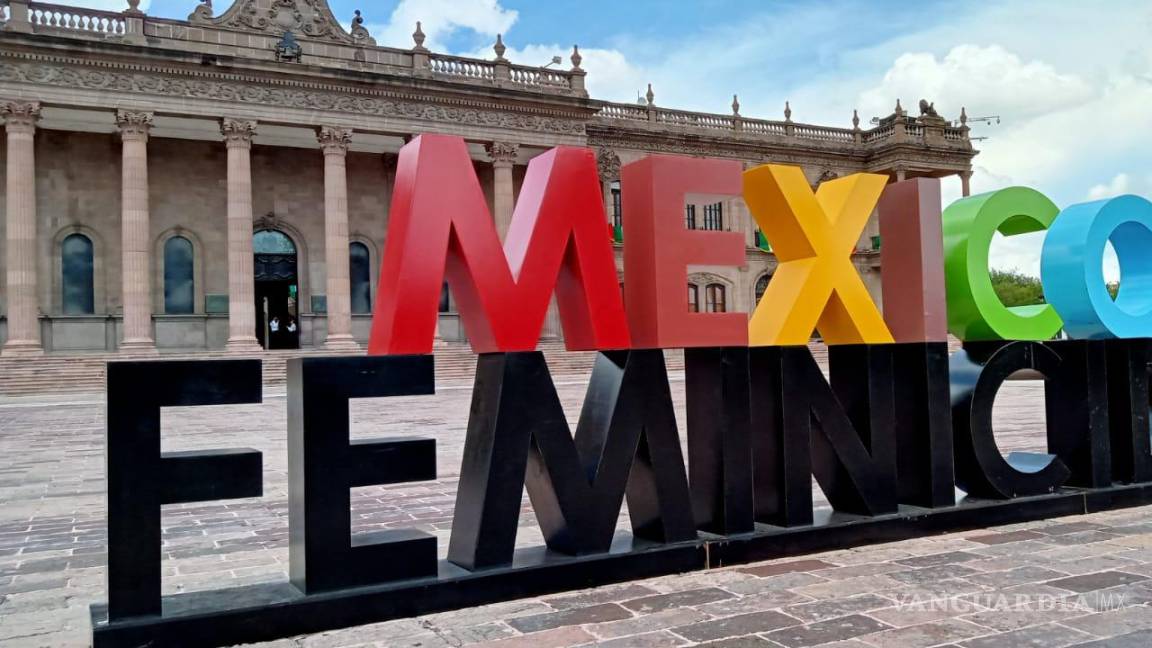 ‘México feminicida’; con letrero, protestan por muertes violentas de mujeres en Nuevo León