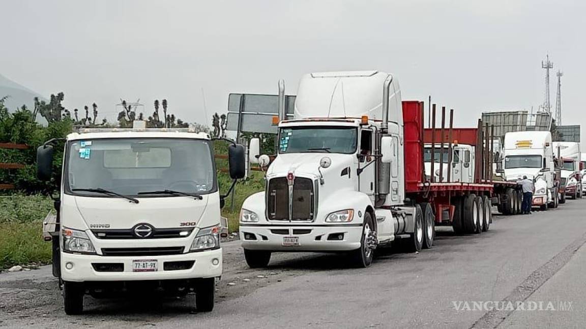 Transportistas protestan en la carretera y la autopista Monterrey-Saltillo