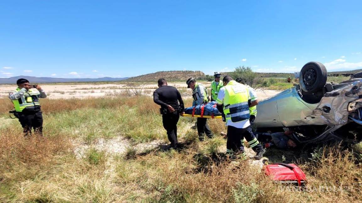 Se les poncha llanta y vuelcan en la carretera Saltillo-Torreón; pasajeros resultan lesionados